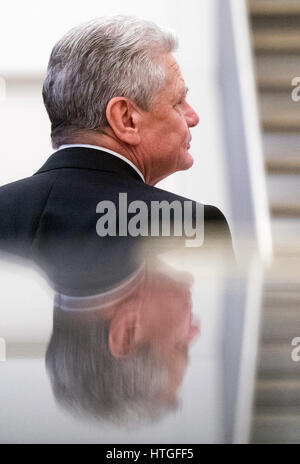 Hildesheim, Allemagne. Mar 11, 2017. Le président allemand Joachim Gauck arrive pour un service dans l'église Saint-Michel à Hildesheim, Allemagne, 11 mars 2017. Les églises catholique et évangélique d'Allemagne célèbrent le 500e anniversaire de la réforme avec un service de réconciliation dans l'église. Photo : Julian Stratenschulte/dpa/Alamy Live News Banque D'Images