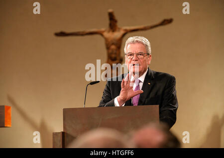 Hildesheim, Allemagne. Mar 11, 2017. Le président allemand Joachim Gauck donne un discours à l'église Saint-Michel à Hildesheim, Allemagne, 11 mars 2017. Les églises catholique et évangélique d'Allemagne célèbrent le 500e anniversaire de la réforme avec un service de réconciliation dans l'église. Photo : Julian Stratenschulte/dpa/Alamy Live News Banque D'Images