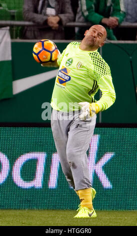 Budapest, Hongrie. Mar 11, 2017. BUDAPEST, HONGRIE - le 11 mars : gardien Gabor Kiraly de Swietelsky Haladas lance la balle au cours de la Banque Hongroise OTP Liga match entre Ferencvarosi TC et Swietelsky Haladas de Groupama Arena le 11 mars 2017 à Budapest, Hongrie. Credit : Laszlo Szirtesi/Alamy Live News Banque D'Images