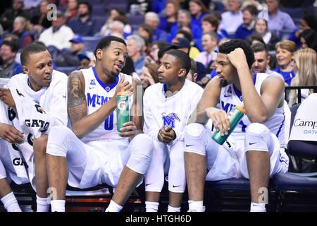 Memphis, TN, USA. 2e Mar, 2017. Memphis guard K.J. Lawson (0) des entretiens avec certains de ses coéquipiers au cours de la seconde moitié d'un jeu de basket-ball universitaire NCAA Tulane contre au FedEx Forum de Memphis, TN. Memphis a remporté 92-70. McAfee Austin/CSM/Alamy Live News Banque D'Images