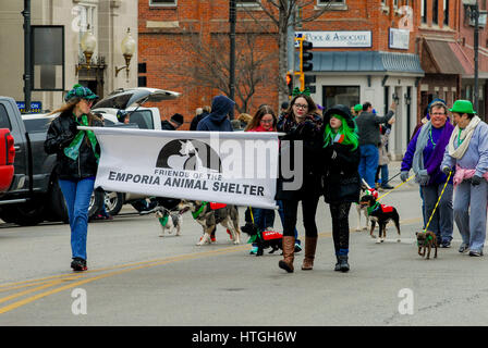 Emporia, États-Unis 11e Mar, 2017. Saint Patrick's day parade dans la communauté agricole rurale, les amis de l'abri pour animaux de parade avec un certain nombre de chiens qui sont prêts pour l'adoption aujourd'hui à Emporia Kansas, 11 mars 2017. Credit : mark reinstein/Alamy Live News Banque D'Images