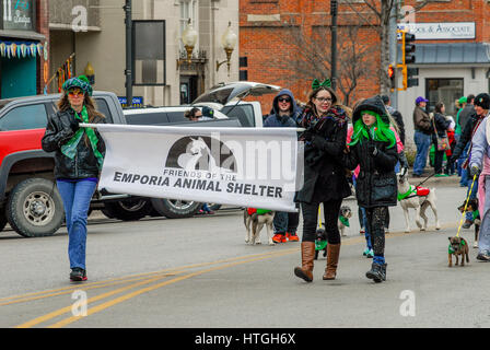 Emporia, États-Unis 11e Mar, 2017. Saint Patrick's day parade dans la communauté agricole rurale, les amis de l'abri pour animaux de parade avec un certain nombre de chiens qui sont prêts pour l'adoption aujourd'hui à Emporia Kansas, 11 mars 2017. Credit : mark reinstein/Alamy Live News Banque D'Images