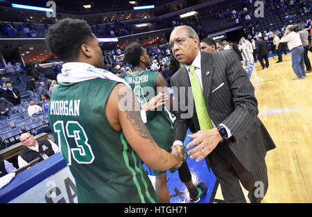 Memphis, TN, USA. 2e Mar, 2017. Memphis coach Tubby Smith, serre la main avec les joueurs de Tulane après avoir remporté un match de basket-ball de NCAA college au FedEx Forum de Memphis, TN. Memphis a remporté 92-70. McAfee Austin/CSM/Alamy Live News Banque D'Images