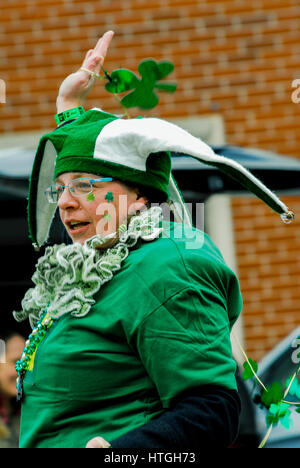 Emporia, États-Unis 11e Mar, 2017. Femme dans son plus beau costume irlandais au cours de danse le long de la Saint Patrick's Day Parade dans une communauté agricole rurale, aujourd'hui à Emporia Kansas, 11 mars 2017. Credit : mark reinstein/Alamy Live News Banque D'Images