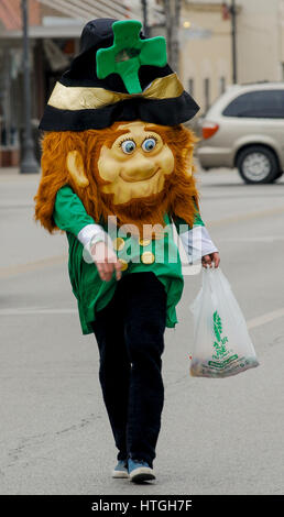 Emporia, États-Unis 11e Mar, 2017. Un homme en costume lutin avec son sac d'or au cours de promenades le long de la Saint Patrick's Day Parade dans une communauté agricole rurale, aujourd'hui à Emporia Kansas, 11 mars 2017. Credit : mark reinstein/Alamy Live News Banque D'Images