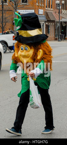 Emporia, États-Unis 11e Mar, 2017. Un homme en costume lutin avec son sac d'or au cours de promenades le long de la Saint Patrick's Day Parade dans une communauté agricole rurale, aujourd'hui à Emporia Kansas, 11 mars 2017. Credit : mark reinstein/Alamy Live News Banque D'Images