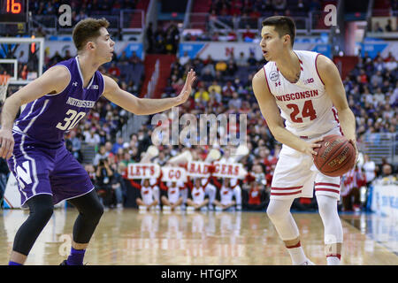 Washington, DC, USA. Mar 11, 2017. Le nord-ouest de Guard BRYANT MCINTOSH (30) défend contre Wisconsin Guard BRONSON KOENIG (24) lors de la demi-finale match tenu au Verizon Center à Washington, DC. Credit : Amy Sanderson/ZUMA/Alamy Fil Live News Banque D'Images