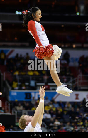 Washington, DC, USA. Mar 11, 2017. Le Wisconsin de meneurs de la foule lors de la demi-finale match tenu au Verizon Center à Washington, DC. Credit : Amy Sanderson/ZUMA/Alamy Fil Live News Banque D'Images