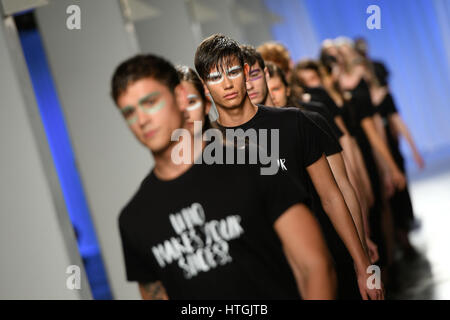 Portugal, Lisbonne,Mar. 11,2017 - SEMAINE DE LA MODE DE LISBONNE - A model à l'Eureka montrer lors de la Fashion Week de Lisbonne l'Automne/Hiver 2018 Le 11 mars 2017 à Lisbonne, Portugal. Banque D'Images