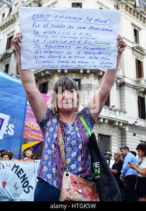 Buenos Aires, Argentine - mars 8, 2017 : femme est titulaire d'un signe au cours d'une manifestation spéciale célébrant la Journée internationale de la femme le 8 mars 2017 à Buenos Aires, Argentine. Banque D'Images