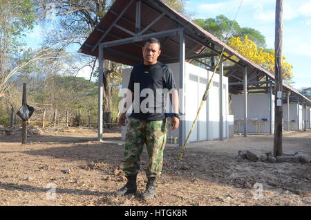 Conejo, Colombie. 06Th Mar, 2017. Alirio Cordoba. chef de groupe des FARC sur la côte des Caraïbes, près du village de Conejo, Colombie, 03 mars 2017. Autour de 300 guérilleros des FARC sont dues à remettre leurs armes dans un camp de désarmement ici d'ici la fin du mois de mai avant de commencer la transition à la vie civile. Photo : Georg Ismar/dpa/Alamy Live News Banque D'Images