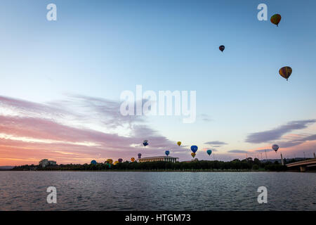 Canberra, Australie. Mar 12, 2017. Montgolfières voler au-dessus du lac Burley Griffin pendant 'Balloon' spectaculaire à Canberra, Australie, le 12 mars 2017. Credit : Zhu Nan/Xinhua/Alamy Live News Banque D'Images