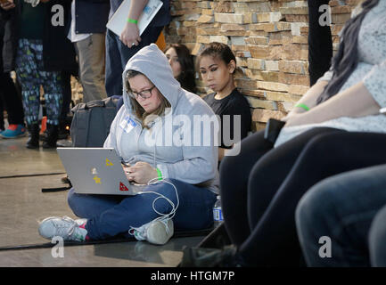 Vancouver, Canada. Mar 11, 2017. Les gens apprennent comment code pendant la 4e500 'HTML' qui s'est tenu à Vancouver, Canada, 11 mars 2017. Le 'HTML500' est le plus grand d'Apprendre-à-code événement au Canada qui vise à éduquer les gens à créer les connaissances sur la technologie informatique. Credit : Liang Sen/Xinhua/Alamy Live News Banque D'Images