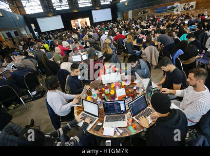 Vancouver, Canada. Mar 11, 2017. Les gens apprennent comment code pendant la 4e500 'HTML' qui s'est tenu à Vancouver, Canada, 11 mars 2017. Le 'HTML500' est le plus grand d'Apprendre-à-code événement au Canada qui vise à éduquer les gens à créer les connaissances sur la technologie informatique. Credit : Liang Sen/Xinhua/Alamy Live News Banque D'Images