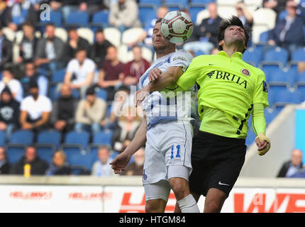 Duisburg, Allemagne. Mar 11, 2017. Duisburg, Allemagne 11 mars 2017, 3e ligue, saison 2016/2017, journée 26, MSV Duisburg vs SV Wiesbaden-Iljutcenko, lutte contre Stanislav, Duisburg (L) vs Sascha Mockenhaupt (Wehen-Wiesbaden). Credit : Juergen Schwarz/Alamy Live News Banque D'Images