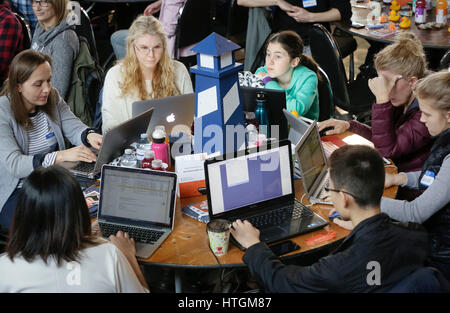 Vancouver, Canada. Mar 11, 2017. Les gens apprennent comment code pendant la 4e500 'HTML' qui s'est tenu à Vancouver, Canada, 11 mars 2017. Le 'HTML500' est le plus grand d'Apprendre-à-code événement au Canada qui vise à éduquer les gens à créer les connaissances sur la technologie informatique. Credit : Liang Sen/Xinhua/Alamy Live News Banque D'Images