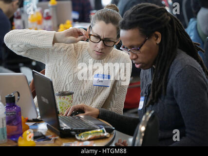 Vancouver, Canada. Mar 11, 2017. Les gens apprennent comment code pendant la 4e500 'HTML' qui s'est tenu à Vancouver, Canada, 11 mars 2017. Le 'HTML500' est le plus grand d'Apprendre-à-code événement au Canada qui vise à éduquer les gens à créer les connaissances sur la technologie informatique. Credit : Liang Sen/Xinhua/Alamy Live News Banque D'Images