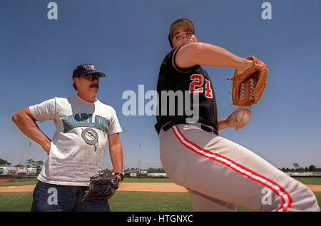 Sep 29, 1997 - Palm Beach, Floride, États-Unis - RICHARD ANKIEL (gauche) enseigne pitching à fils RICK ANKIEL avant de MLB. Richard Alexander Ankiel (né le 19 juillet 1979) est un ancien voltigeur de centre de baseball et le lanceur. Ankiel a joué en Ligue Majeure de Baseball de 1999 à 2013 pour les Royals de Kansas City, des Braves d'Atlanta, Washington, ressortissants, Astros de Houston, et Mets de New York. (Crédit Image : © Jason Nuttle/Palm Beach Post/ZUMAPRESS.com) Banque D'Images