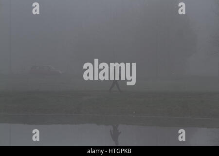 Wimbledon London,UK. 15 mars 2017. Wimbledon Common couverte de brouillard tôt le matin : Crédit amer ghazzal/Alamy Live News Banque D'Images