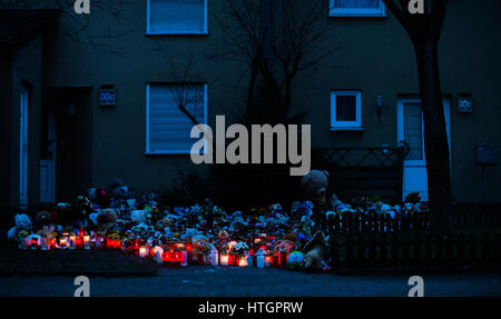 Herne, Allemagne. 10 Mar, 2017. Teddybears, de fleurs et de bougies placées en face de l'accueil de l'assassiné 9 ans, à Herne, Allemagne, 10 mars 2017. À la suite d'un double homicide à Herne, l'église de la ville les communautés à s'organiser un service funèbre oecuménique pour honorer les deux victimes. Parents, amis, voisins, camarades de classe et les enseignants de la 9-year-old Jaden ainsi que le jeune homme de 22 ans victime Christopher, une connaissance de l'assassin, sont tous attendus pour le service commémoratif. Photo : Marcel Kusch/dpa/Alamy Live News Banque D'Images