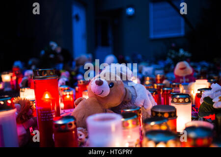 Herne, Allemagne. 10 Mar, 2017. Teddybears, de fleurs et de bougies placées en face de l'accueil de l'assassiné 9 ans, à Herne, Allemagne, 10 mars 2017. À la suite d'un double homicide à Herne, l'église de la ville les communautés à s'organiser un service funèbre oecuménique pour honorer les deux victimes. Parents, amis, voisins, camarades de classe et les enseignants de la 9-year-old Jaden ainsi que le jeune homme de 22 ans victime Christopher, une connaissance de l'assassin, sont tous attendus pour le service commémoratif. Photo : Marcel Kusch/dpa/Alamy Live News Banque D'Images