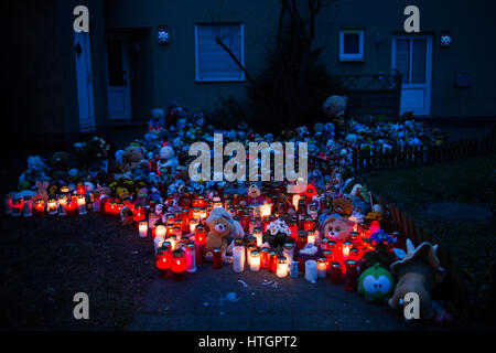 Herne, Allemagne. 10 Mar, 2017. Teddybears, de fleurs et de bougies placées en face de l'accueil de l'assassiné 9 ans, à Herne, Allemagne, 10 mars 2017. À la suite d'un double homicide à Herne, l'église de la ville les communautés à s'organiser un service funèbre oecuménique pour honorer les deux victimes. Parents, amis, voisins, camarades de classe et les enseignants de la 9-year-old Jaden ainsi que le jeune homme de 22 ans victime Christopher, une connaissance de l'assassin, sont tous attendus pour le service commémoratif. Photo : Marcel Kusch/dpa/Alamy Live News Banque D'Images