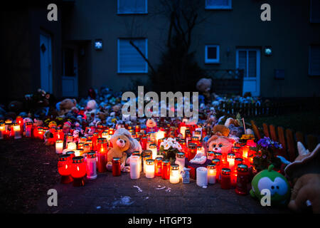 Herne, Allemagne. 10 Mar, 2017. Teddybears, de fleurs et de bougies placées en face de l'accueil de l'assassiné 9 ans, à Herne, Allemagne, 10 mars 2017. À la suite d'un double homicide à Herne, l'église de la ville les communautés à s'organiser un service funèbre oecuménique pour honorer les deux victimes. Parents, amis, voisins, camarades de classe et les enseignants de la 9-year-old Jaden ainsi que le jeune homme de 22 ans victime Christopher, une connaissance de l'assassin, sont tous attendus pour le service commémoratif. Photo : Marcel Kusch/dpa/Alamy Live News Banque D'Images