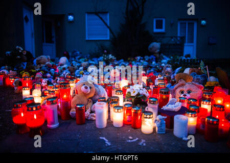 Herne, Allemagne. 10 Mar, 2017. Teddybears, de fleurs et de bougies placées en face de l'accueil de l'assassiné 9 ans, à Herne, Allemagne, 10 mars 2017. À la suite d'un double homicide à Herne, l'église de la ville les communautés à s'organiser un service funèbre oecuménique pour honorer les deux victimes. Parents, amis, voisins, camarades de classe et les enseignants de la 9-year-old Jaden ainsi que le jeune homme de 22 ans victime Christopher, une connaissance de l'assassin, sont tous attendus pour le service commémoratif. Photo : Marcel Kusch/dpa/Alamy Live News Banque D'Images