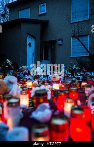 Herne, Allemagne. 10 Mar, 2017. Teddybears, de fleurs et de bougies placées en face de l'accueil de l'assassiné 9 ans, à Herne, Allemagne, 10 mars 2017. À la suite d'un double homicide à Herne, l'église de la ville les communautés à s'organiser un service funèbre oecuménique pour honorer les deux victimes. Parents, amis, voisins, camarades de classe et les enseignants de la 9-year-old Jaden ainsi que le jeune homme de 22 ans victime Christopher, une connaissance de l'assassin, sont tous attendus pour le service commémoratif. Photo : Marcel Kusch/dpa/Alamy Live News Banque D'Images