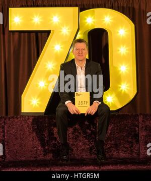 Directeur du Festival, Fergus Linehan, lance le programme 2017 Festival International d'Édimbourg. Cette année, 2 020 artistes de 40 pays ont été invités à Paris à effectuer dans notre vitrine du monde grand artistes de la scène. Le programme 2017 marque le 70e anniversaire du Festival International, depuis sa fondation en 1947. Credit : Riche de Dyson/Alamy Live News Banque D'Images