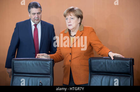 Berlin, Allemagne. Mar 15, 2017. La chancelière allemande Angela Merkel (R) et Ministre des affaires étrangères allemand Sigmar Gabriel arrivent pour une réunion du cabinet allemand à la Chancellerie fédérale allemande à Berlin, Allemagne, 15 mars 2017. Photo : Michael Kappeler/dpa/Alamy Live News Banque D'Images