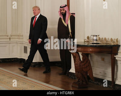 Washington DC, USA 14 mars 2017 Le président des Etats-Unis, Donald Trump (L) entre dans l'État à manger pour déjeuner avec Mohammed bin Salman, Vice-Prince héritier et Ministre de la défense du Royaume d'Arabie Saoudite, à la Maison Blanche, le 14 mars Banque D'Images