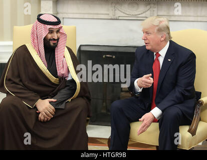 Washington DC, USA 14 mars 2017 Le président des Etats-Unis, Donald Trump (R) rencontre avec Mohammed bin Salman, Vice-Prince héritier et Ministre de la défense du Royaume d'Arabie saoudite, dans le bureau ovale à la Maison Blanche, le 14 mars 2017 à Washington, D Banque D'Images