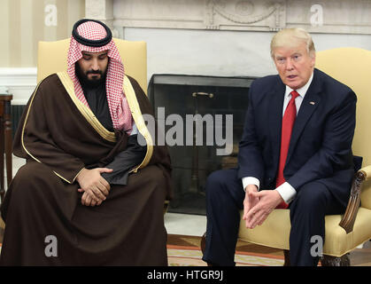 Washington DC, USA 14 mars 2017 Le président des Etats-Unis, Donald Trump (R) rencontre avec Mohammed bin Salman, Vice-Prince héritier et Ministre de la défense du Royaume d'Arabie saoudite, dans le bureau ovale à la Maison Blanche, le 14 mars 2017 à Washington, D Banque D'Images