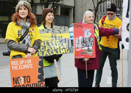 Manchester, UK. 15 mars, 2017. Les militants de l'extérieur de la lutte contre la fracturation de la Justice Civile Centre, Manchester, 15 mars 2017 (C)Barbara Cook/Alamy Live News Banque D'Images