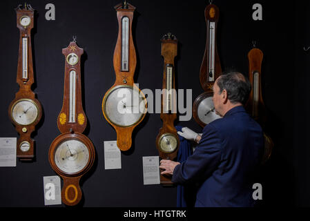 Londres, Royaume-Uni. 15 mars 2017. Alan Walker polit son bâton baromètres à la British Association des antiquaires (Bada) juste qui a ouvert ses portes à Duke of York's Square, Chelsea aujourd'hui. BADA est l'association commerciale pour le fine art, design et antiquités de la communauté. Crédit : Stephen Chung / Alamy Live News Banque D'Images