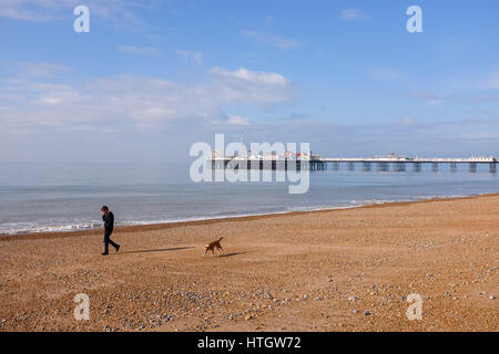 Brighton UK 15 mars 2017 - Le calme avant la tempête à Brighton sur un beau matin de printemps ensoleillé chaud comme Stella tempête approche et est attendu en Grande-Bretagne le vendredi après avoir causé des conditions de blizzard sur la côte est d'Amérique au cours des quelques jours de crédit : Simon Dack/Alamy Live News Banque D'Images