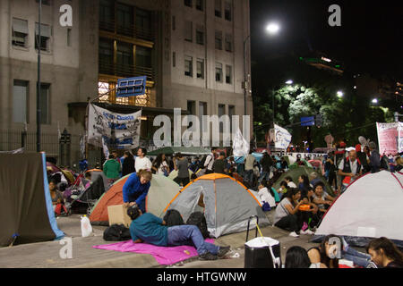 Buenos Aires, Argentine. 14, mars 2017. Les organisations sociales et politiques s'installent dans la rue, exigeant des conditions de travail décentes. Credit : Federico Julien/Alamy Live News. Banque D'Images