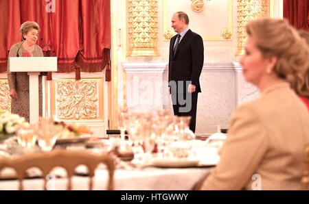 Moscou, Russie. 14Th Mar, 2017. Naina Yeltsina, veuve de l'ancien Président Boris Eltsine grâce le président russe Vladimir Poutine lors d'une réception pour célébrer son 85e anniversaire au Kremlin, le 14 mars 2017, à Moscou, Russie. Poutine a présenté Eltsine avec l'Ordre de St Catherine le grand martyr en son honneur. Credit : Planetpix/Alamy Live News Banque D'Images