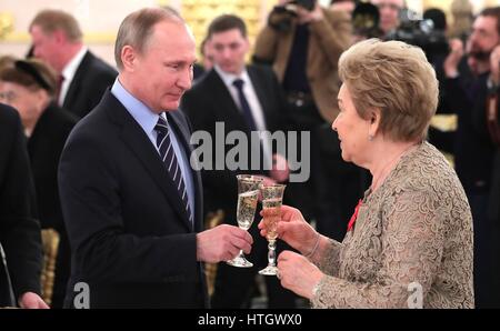 Moscou, Russie. 14Th Mar, 2017. Le président russe Vladimir Poutine toasts Naina Yeltsina, veuve de l'ancien Président Boris Eltsine, lors d'une réception célébrant son 85e anniversaire au Kremlin, le 14 mars 2017, à Moscou, Russie. Poutine a présenté Eltsine avec l'Ordre de St Catherine le grand martyr en son honneur. Credit : Planetpix/Alamy Live News Banque D'Images