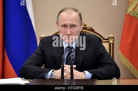 Moscou, Russie. 14Th Mar, 2017. Le président russe Vladimir Poutine au cours d'une réunion avec des membres du gouvernement au Kremlin, le 14 mars 2017, à Moscou, Russie. Credit : Planetpix/Alamy Live News Banque D'Images