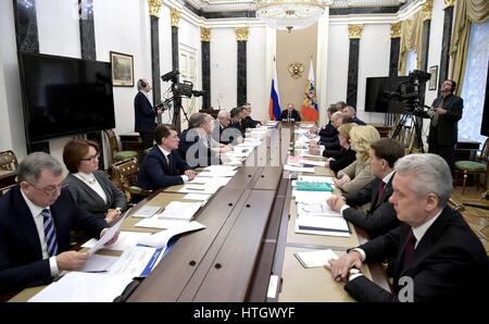 Moscou, Russie. 14Th Mar, 2017. Le président russe Vladimir Poutine au cours d'une réunion avec des membres du gouvernement au Kremlin, le 14 mars 2017, à Moscou, Russie. Credit : Planetpix/Alamy Live News Banque D'Images
