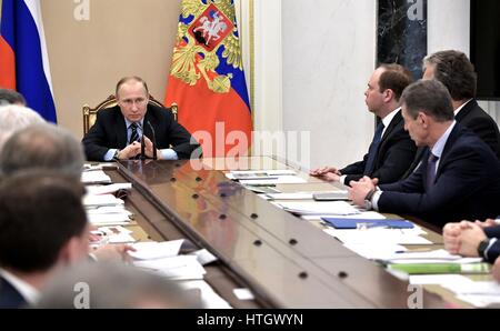 Moscou, Russie. 14Th Mar, 2017. Le président russe Vladimir Poutine au cours d'une réunion avec des membres du gouvernement au Kremlin, le 14 mars 2017, à Moscou, Russie. Credit : Planetpix/Alamy Live News Banque D'Images