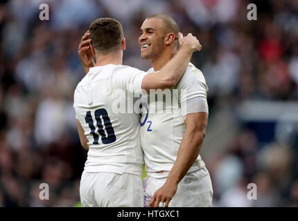 L'Angleterre Jonathan Joseph (à droite) célèbre marquant son hat-trick et son côté essayer avec le quatrième coéquipier Angleterre's George Ford (à gauche) andduring la RBS Six Nations match à Twickenham Stadium, Londres. Banque D'Images