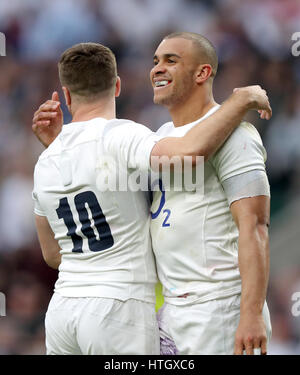 L'Angleterre Jonathan Joseph (à droite) célèbre marquant son hat-trick et son côté essayer avec le quatrième coéquipier Angleterre's George Ford (à gauche) andduring la RBS Six Nations match à Twickenham Stadium, Londres. Banque D'Images