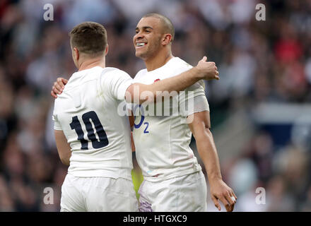 L'Angleterre Jonathan Joseph (à droite) célèbre marquant son hat-trick et son côté essayer avec le quatrième coéquipier Angleterre's George Ford (à gauche) andduring la RBS Six Nations match à Twickenham Stadium, Londres. Banque D'Images