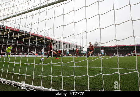 West Ham United's Andre Ayew (centre) marque son deuxième but de côtés du jeu pendant le premier match de championnat à la vitalité Stadium, Bournemouth. Banque D'Images