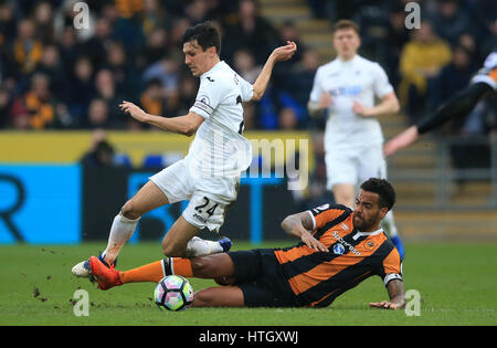 Swansea City's Jack Cork (à gauche) et Hull City's Tom Huddlestone (à droite) bataille pour la balle durant le match à la Premier League stade KCOM, Hull. Banque D'Images