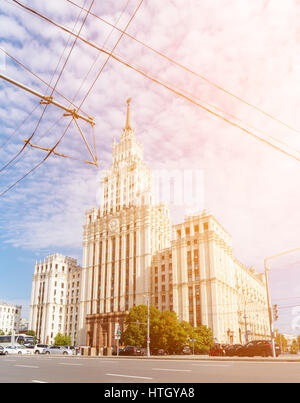 Red Gate Building à Moscou sur le fond de ciel nuageux Banque D'Images