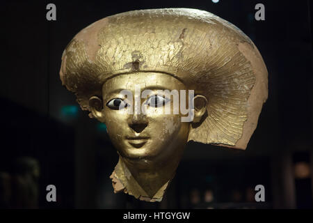 Sarcophage de Sitdjehuti Satibu Queen appelée. Doré fragmentaires cercueil d'environ 1575 avant J.-C., 17e dynastie, Nouvel Empire de l'Egypte ancienne, à l'affiche dans le Staatliches Museum Agyptischer Kunst (Musée d'état de l'art égyptien) à Munich, Bavière, Allemagne. Banque D'Images